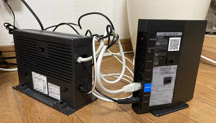 光回線の機器と配線がごちゃついている様子