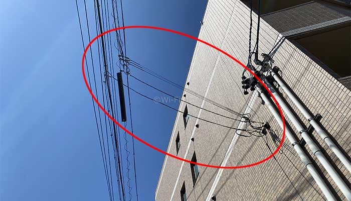 近くの電柱から光回線が引き込まれている