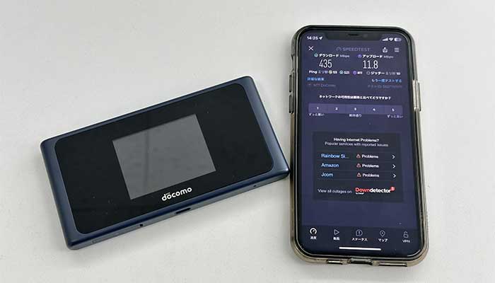 キャリアのポケット型WiFiの通信速度を測っている写真