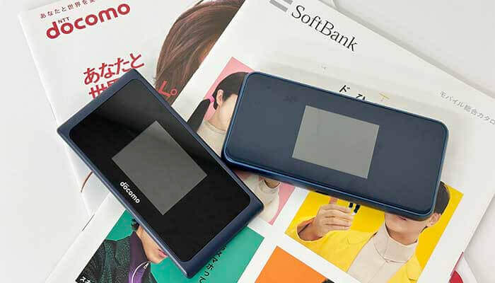 ドコモとソフトバンクのポケット型WiFiの写真