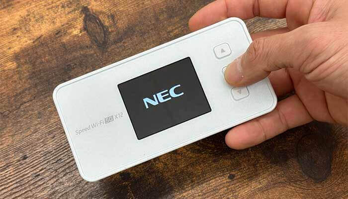 モバイルルーターの電源を入れている写真