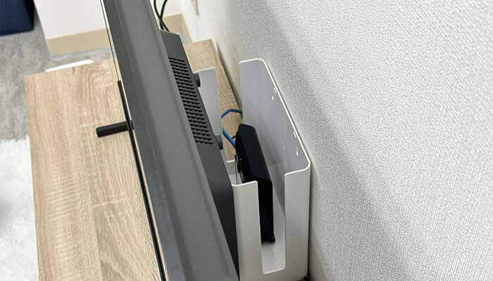 ルーターをテレビの裏に隠している写真