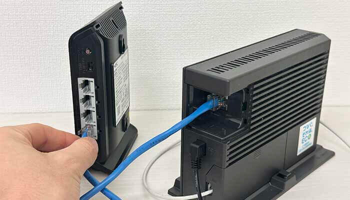 ONUと無線ルーターにLANケーブルを挿している写真
