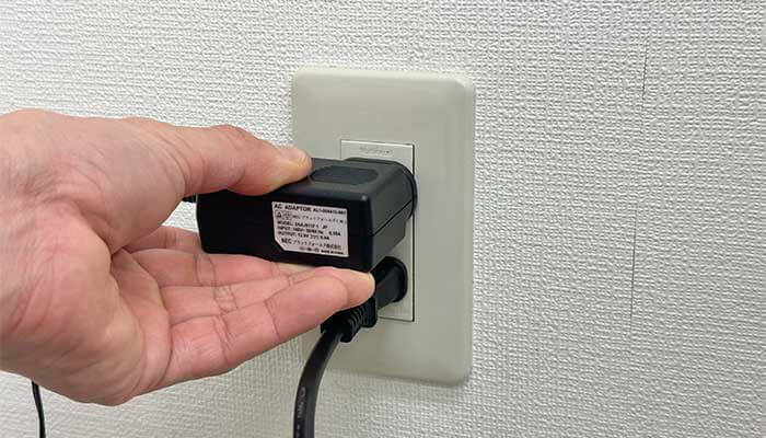 無線ルーターの電源を入れている(ACプラグをコンセントに挿している)写真