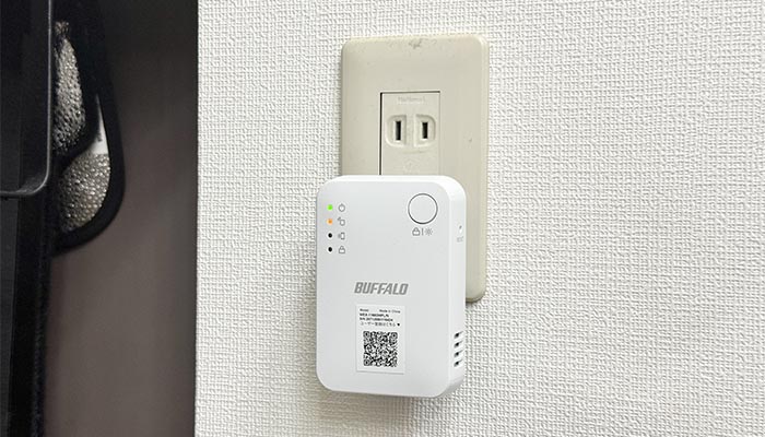 WEX-1166DHPL/Nをコンセントに挿している写真